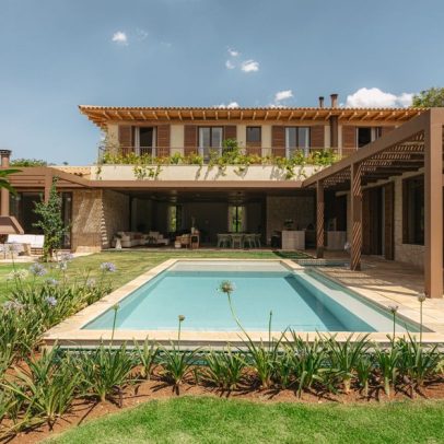 Casa de campo de 545 m² valoriza pedra, madeira e jardim integrado