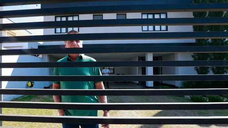 O ex-presidente da República, Jair Messias Bolsonaro (PL), fez uma aparição de cerca de 20 minutos no quintal da casa onde ele cumpria prisão domiciliar em 9 de setembro de 2025 — Foto: Wilton Junior/Estadão Conteúdo