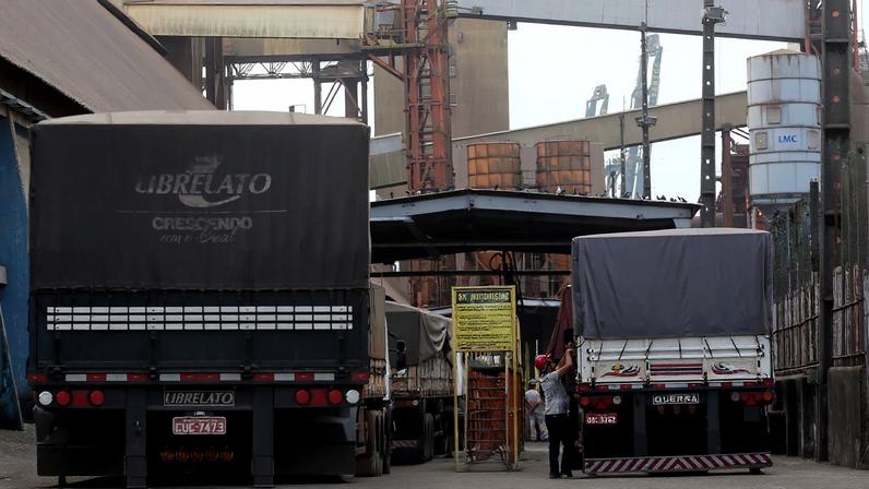 Caminhoneiros aguardam para descarregar no Porto de Santos (SP)