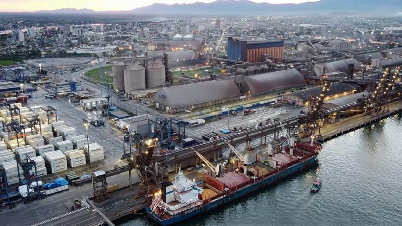 Bulk Carrier 'Discoverer' unloads U.S. soybeans at the port of Paranagua, Brazil, December 3, 2020. Picture taken December 3, 2020. Picture taken with a drone. REUTERS/Rodolfo Buhrer