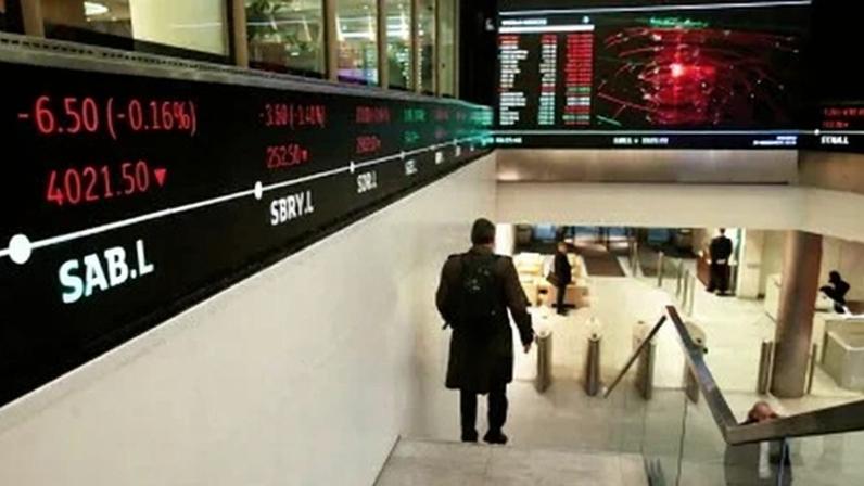 Pessoas transitam pelo lobby da Bolsa de Londres, Reino Unido
