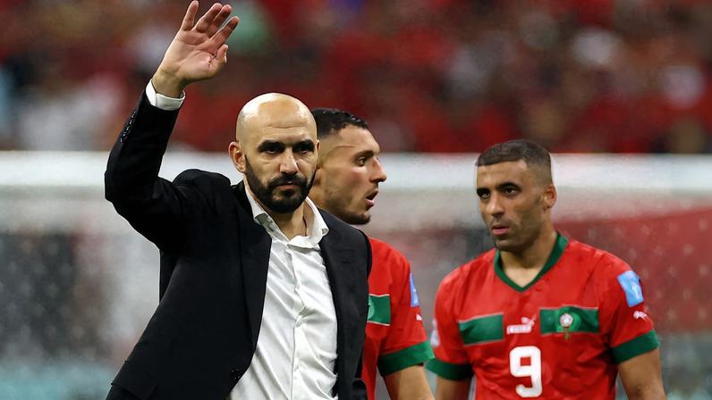 Walid Regragui comandando o Marrocos contra França na Copa do Mundo de 2022 — Foto: REUTERS/Kai Pfaffenbach