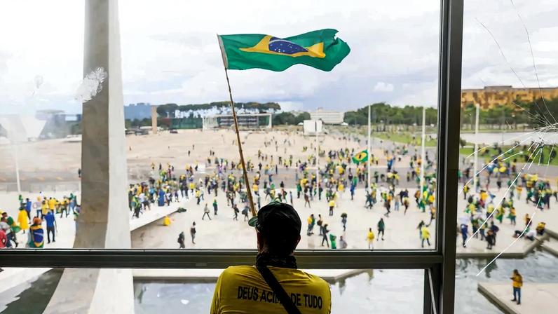 Radical segura bandeira do Brasil durante invasão ao Congresso em Brasília — Foto: REUTERS/Adriano Machado