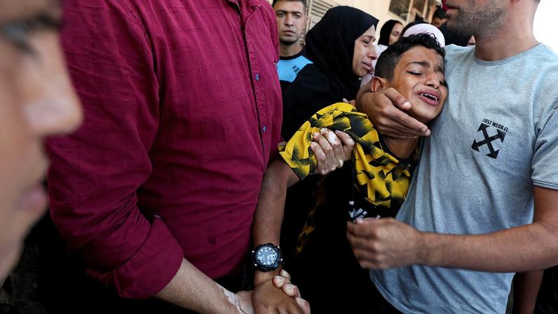Palestinos lamentam morte por ataques israelenses em Deir Al-Balah, centro de Gaza 9/10/2024 Reuters/Ramadan Abed/Proibida reprodução