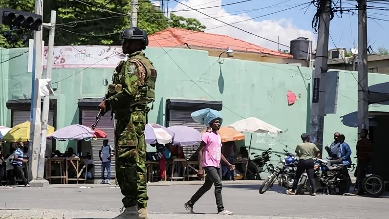 Patrulha policial queniana em Porto Príncipe, Haiti03/10/2024