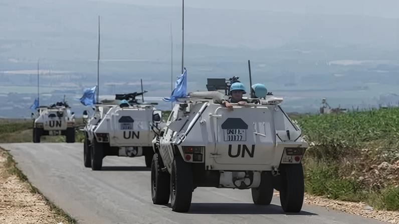Veículos das forças de paz da ONU (Unifil) na aldeia libanesa de Wazzani, perto da fronteira com Israel, no sul do Líbano06/07/2023REUTERS/Aziz Taher