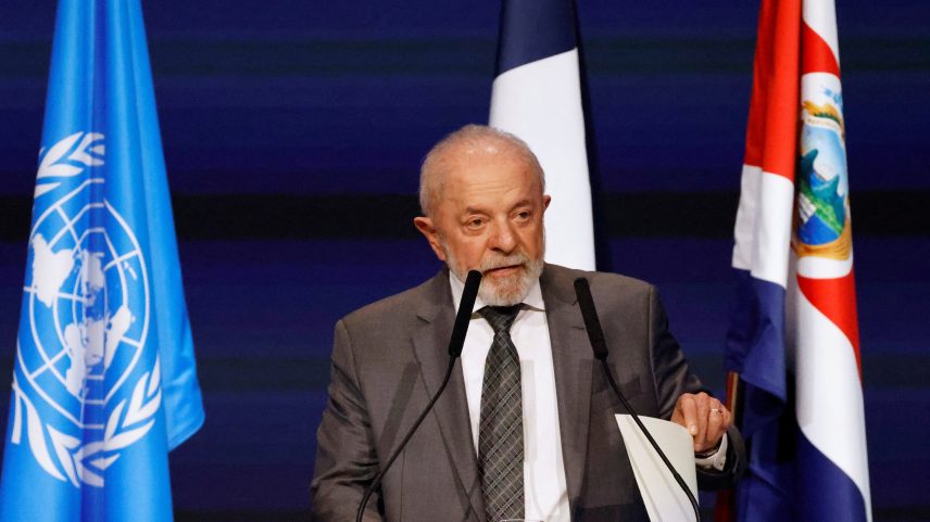O presidente Luiz Inácio Lula da Silva em discurso no Fórum Economia Azul e Finanças, na França — Foto: Ludovic Marin/Reuters
