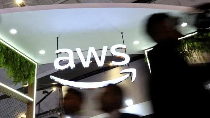 Logotipo da Amazon Web Services (AWS) durante evento na capital da Índia em 8 de outubro de 2025. — Foto: REUTERS/Anushree Fadnavis/Foto de arquivo