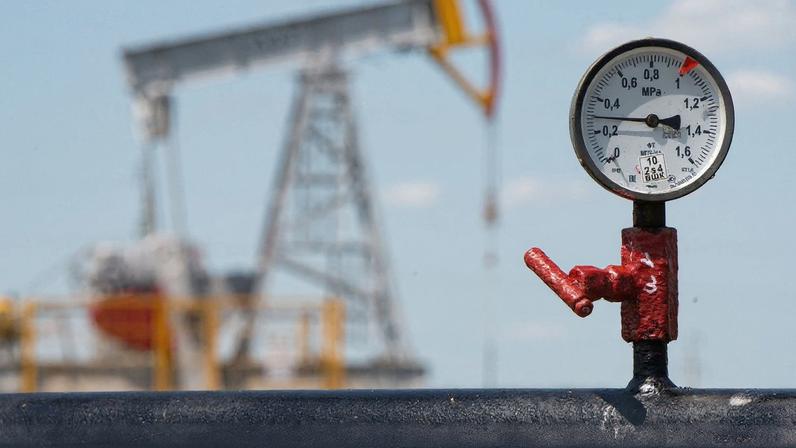 Imagem mostra um equipamento de medir pressão próximo a bombas de extração de petróleo nos arredores de Almetyevsk, na República do Tartaristão, Rússia 14/07/2025 Reuters/Stringer/Proibida reprodução