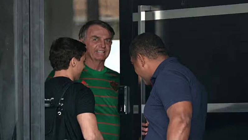 O ex-presidente do Brasil, Jair Bolsonaro, aparece na porta de sua casa, durante sua prisão domiciliar, em Brasília, Brasil, em 21 de novembro — Foto: Mateus Bonomi/Reuters