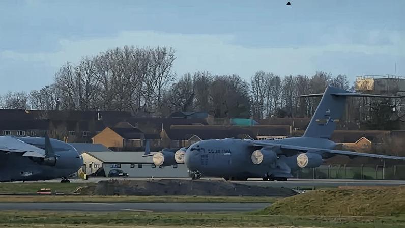 Aeronaves C-17 Globemaster III da Força Aérea dos EUA estacionadas na base aérea da RAF em Fairford