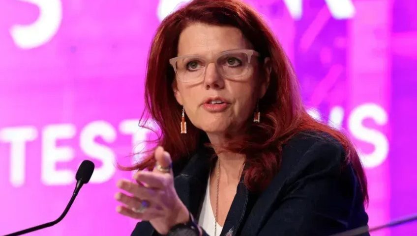 Charlie Blackwell-Thompson, diretor de lançamento da Artemis II, discursa durante uma coletiva de imprensa no Centro Espacial Kennedy, perto de Cabo Canaveral, na Flórida, em fevereiro • Brendan McDermid/Reuters