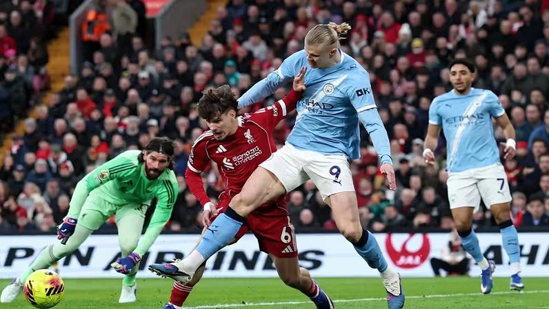 Alisson Kerkez Haaland Liverpool x Manchester City — Foto: Phil Noble/Reuters