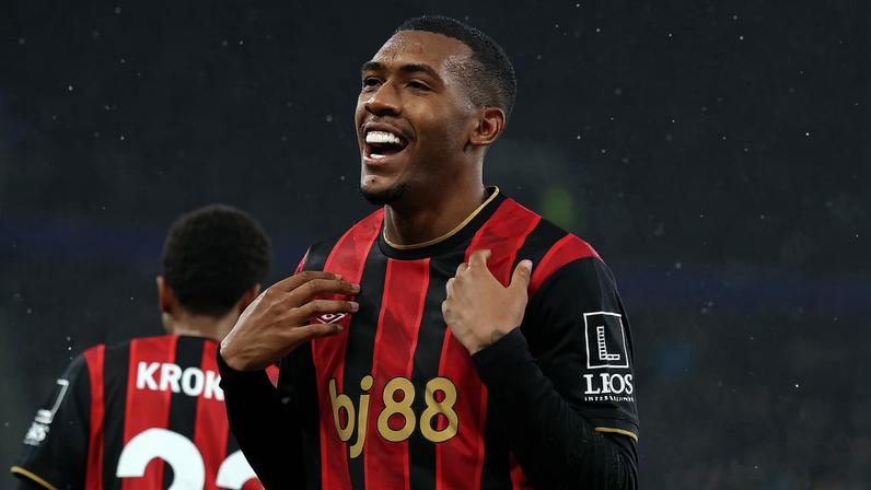 Rayan fez um dos gols da vitória do Bournemouth sobre o Everton na Premier League — Foto: Reuters