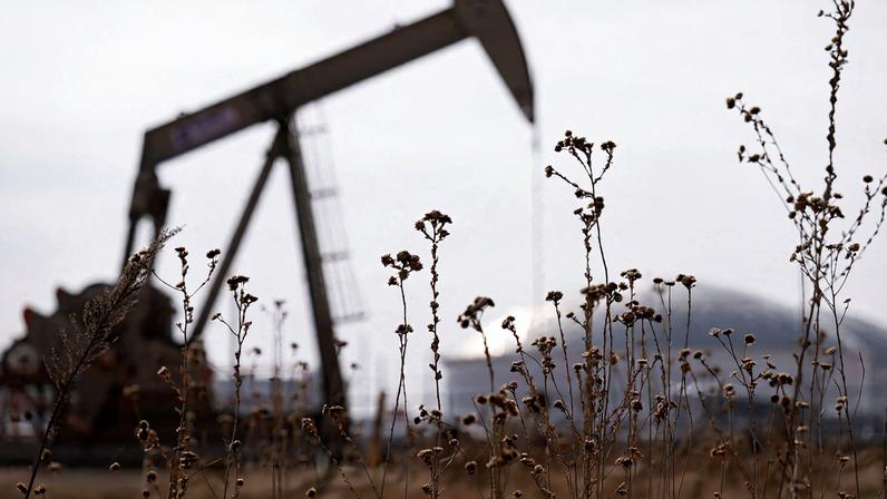 FILE PHOTO: Petróleo A pump jack operates near a crude oil reserve in the Permian Basin oil field near Midland, Texas, U.S. February 18, 2025. REUTERS/Eli Hartman/File Photo