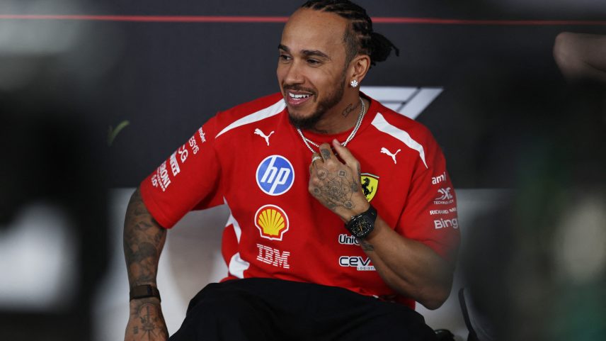 Lewis Hamilton, piloto da Ferrari, durante a pré-temporada da F1 2026 — Foto: Hamad I Mohammed/Reuters