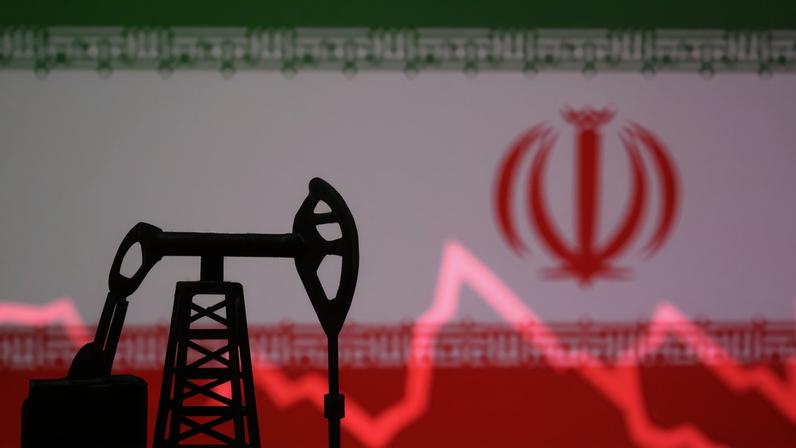 Bandeira do Irã com gráfico de ações e um modelo miniatura de bomba de petróleo em ilustração
