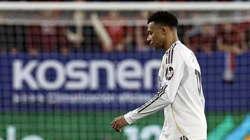 Mbappé vem sofrendo com dores no joelho esquerdo desde dezembro — Foto: Reuters