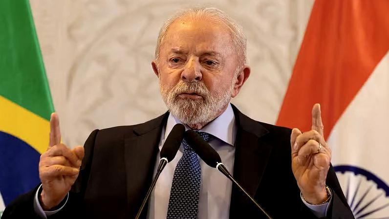 Luiz Inácio Lula da Silva gesticula durante uma coletiva de imprensa em Nova Delhi, Índia — Foto: REUTERS/Adnan Abidi