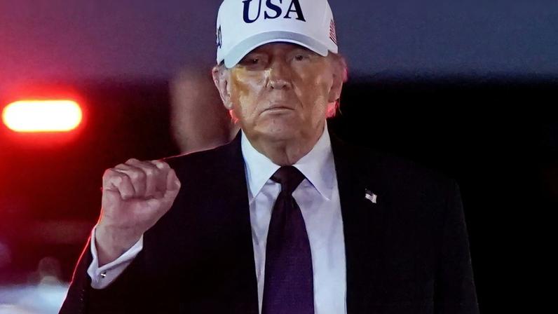 U.S. President Donald Trump pumps his fist after disembarking Air Force One at Palm Beach International Airport in West Palm Beach, Florida, U.S., February 27, 2026. REUTERS/Elizabeth Frantz