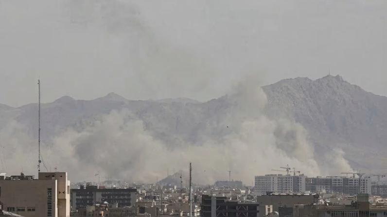 Fumaça sobe sobre Teerã após ataques dos EUA e Israel