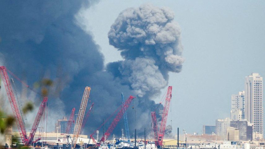 Fumaça é vista em base Bahrein, perto do Circuito de Sakhir, após retaliação do Irã aos ataques dos EUA e Israel — Foto: Reuters