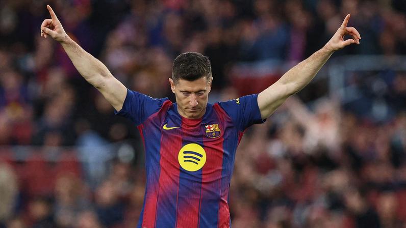Lewandowski fecha o placar em Barcelona 4 x 1 Villarreal na LaLiga — Foto: REUTERS/Albert Gea