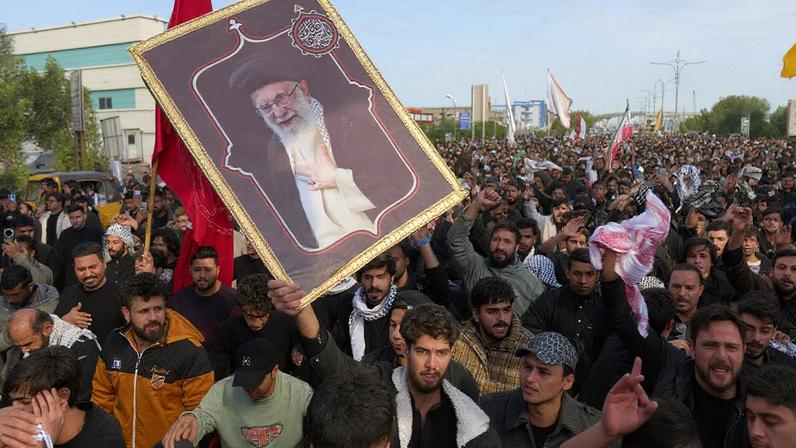People march after Iran’s Supreme Leader Ayatollah Ali Khamenei was killed in Israeli and U.S. strikes, in Basra, Iraq, March 1, 2026. REUTERS/Mohammed Aty