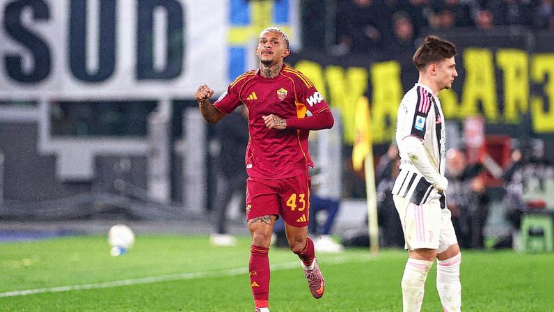 Wesley comemora gol pela Roma contra a Juventus no Campeonato Italiano — Foto: REUTERS/Guglielmo Mangiapane