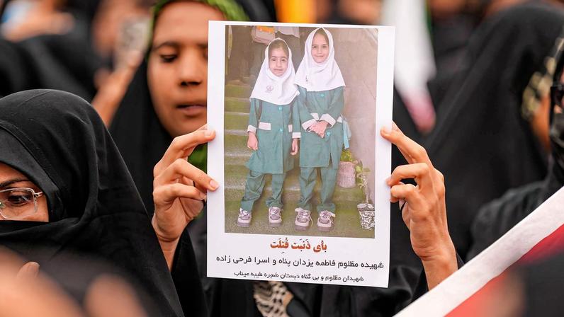 MINAB, IRAN - MARCH 03: Mourners hold a portrait of a students during a funeral ceremony for children, who lost their lives after a primary school in Iran’s Hormozgan province was targeted in US and Israeli attacks, on March 03, 2026 in Minab, Iran. Thousands of people, including families and officials, attended the ceremony. Stringer / AnadoluNo Use USA No use UK No use Canada No use France No use Japan No use Italy No use Australia No use Spain No use Belgium No use Korea No use South Africa No use Hong Kong No use New Zealand No use Turkey. Foto: Anadolu Agency/Reuters