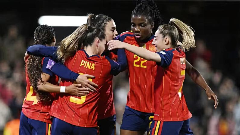 Jogadoras da Espanha comemoram um dos gols da vitória sobre a Islândia — Foto: REUTERS/Pablo Morano