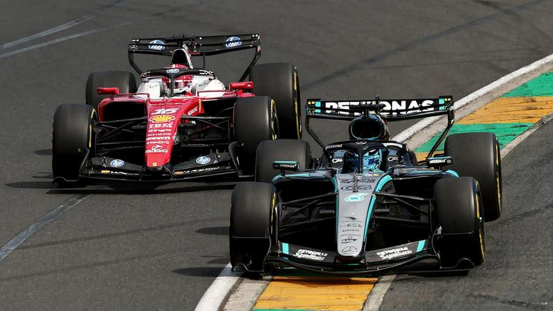 George Russell e Charles Leclerc duelaram pela liderança do GP da Austrália — Foto: Mark Peterson/Reuters