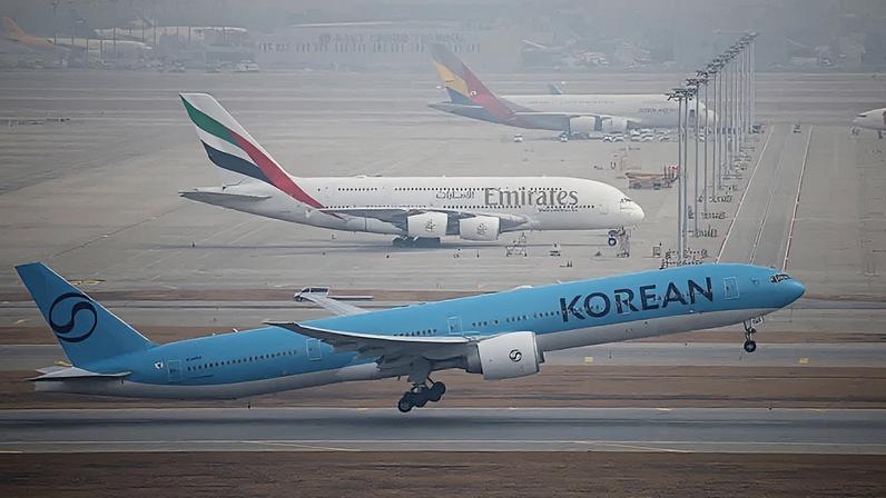 Airbus A380 da Emirates permanece estacionado no aeroporto após o voo ter sido cancelado,