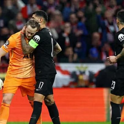 Goleiro substituído aos 16 minutos na Champions recebe apoio de colegas