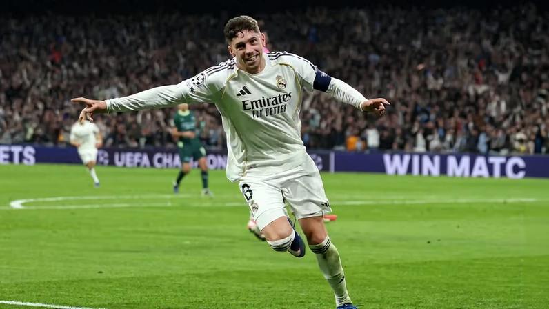 Valverde foi o herói do Real Madrid em vitória no Bernabéu — Foto: REUTERS/Violeta Santos Moura
