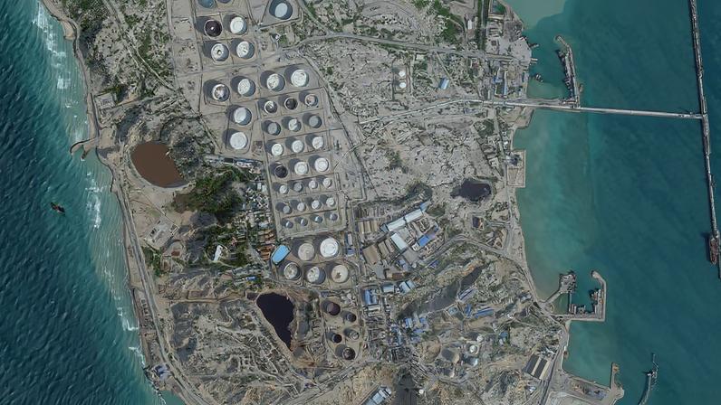 Imagem de satélite mostra um terminal petrolífero na Ilha Kharg 25/02/2026 Planet Labs PBC/Divulgação via REUTERS