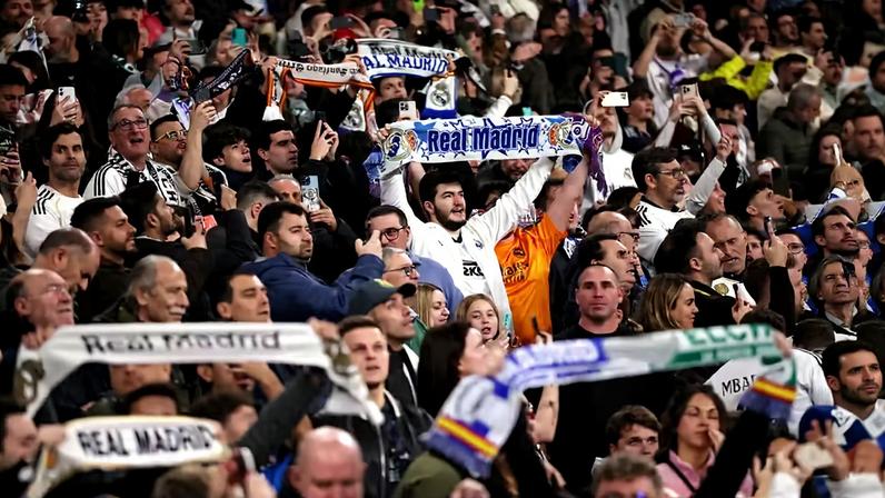 Torcida do Real Madrid em partida do Campeonato Espanhol — Foto: Reuters