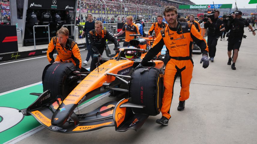 McLaren leva carro de Piastri para os boxes após falha elétrica antes do GP da China — Foto: Andy Wong/Reuters
