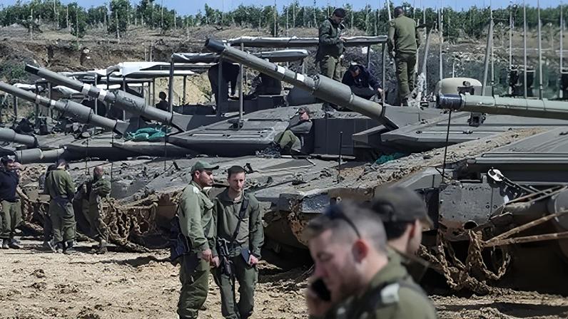 Soldados israelenses ao lado de tanques perto do lado israelense da fronteira com o Líbano