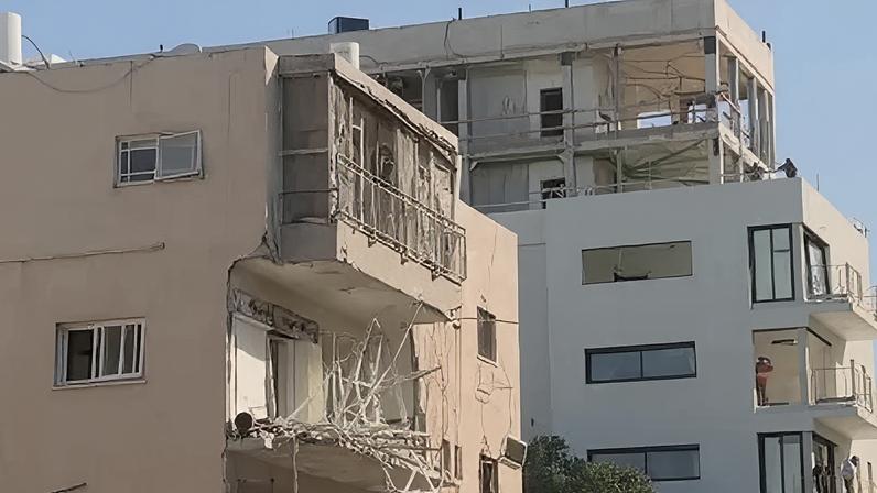 Unidade de resposta a emergências israelense inspecionando o local dos danos causados ​​por um ataque iraniano em Tel Aviv