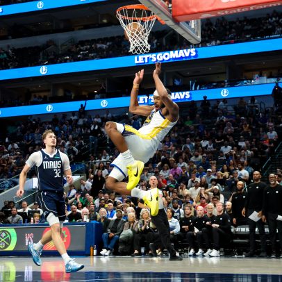 Moses Moody sofre lesão no joelho e deixa a quadra de maca na NBA