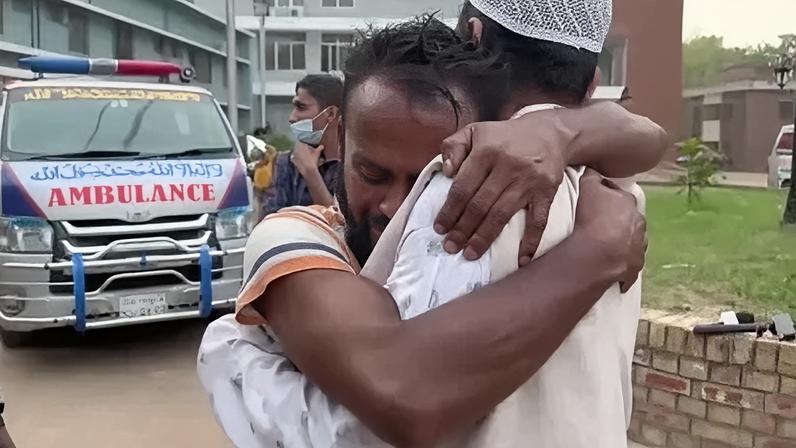 Pelo menos 24 mortos após ônibus cair em rio em Bangladesh
