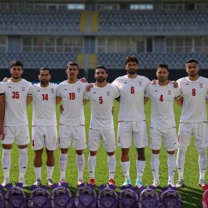 Jogadores iranianos seguram mochilas em protesto pela morte de meninas