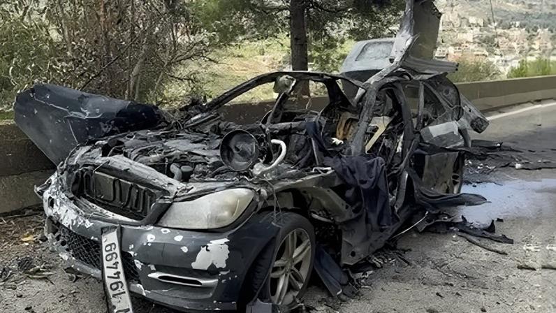 Carro destruído dos jornalistas libaneses Fatima Ftouni (repórter da Al Mayadeen), Mohammed Ftouni (cinegrafista) e Ali Shaib (repórter da Al Manar), mortos em um ataque israelense em Jezzine, no sul do Líbano