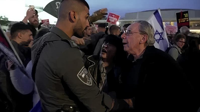 Israelenses contrários à guerra e policiais entram em confronto em Tel Aviv