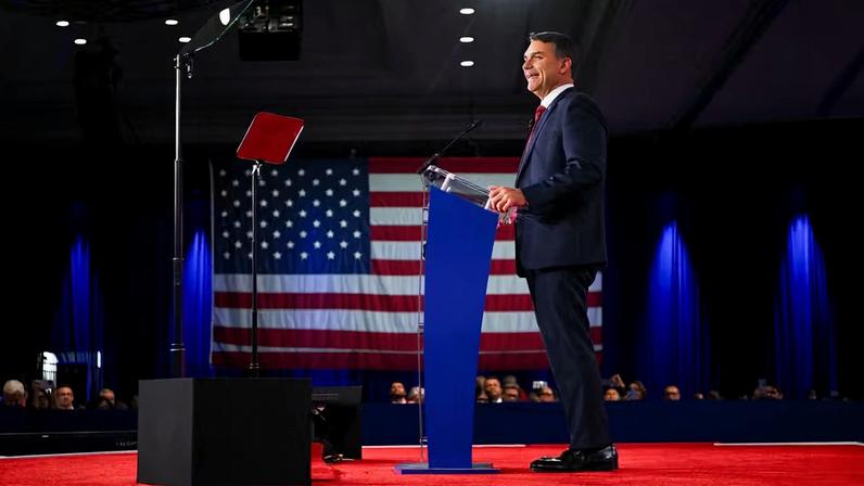 Flávio Bolsonaro discursa em evento conservador realizado no Texas, nos Estados Unidos, neste sábado (28).. — Foto: Callaghan O'Hare/Reuters