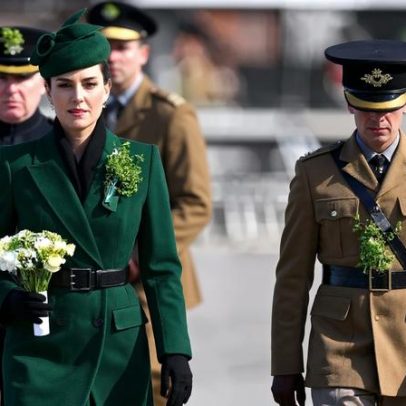 Kate Middleton usa look completo verde-esmeralda da Alexander McQueen