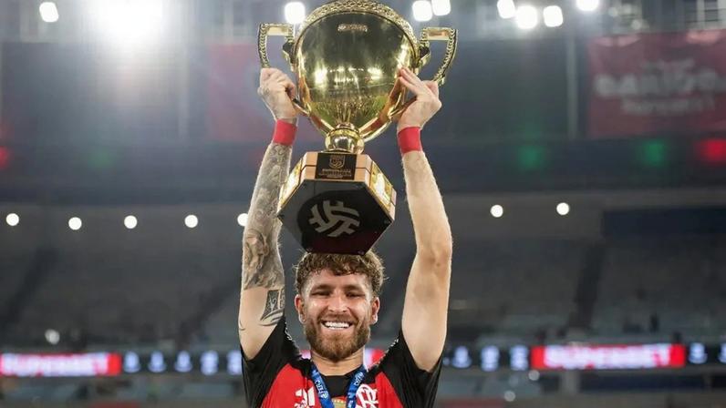 Léo Pereira com a taça do Carioca de 2026 (Foto: DELMIRO DOS SANTOS JUNIOR/MOCHILA PRESS)