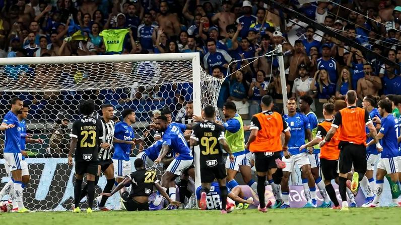 Cruzeiro e Atlético-MG terminaram clássico em briga na final do Campeonato Mineiro (Foto: Rodney Costa/Zimel Press/Gazeta Press)