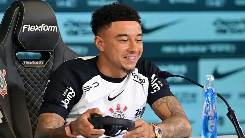 Lingard é apresentado pelo Corinthians: gramado sintético, moda e Michael Jackson